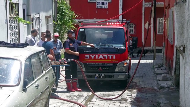 AFYONKARAHİSAR - İki katlı ahşap ev yanarak kullanılamaz hale geldi