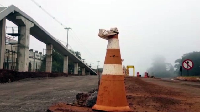 Mesmo com tempo instável, obras no Trevo Cataratas continuam e fluxo de veículos é intenso