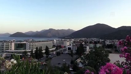 MUĞLA - Marmaris'te oteller ve yerleşim yerlerine yakın ormanlık alanda çıkan yangın kontrol altına alındı