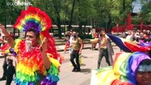 Miles de personas inundan de colores Ciudad de México en la Marcha del Orgullo LGTBI
