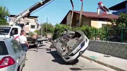 Park halindeki araca çarpıp takla attı: 1 yaralı