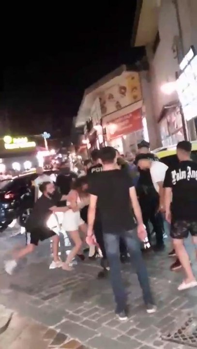 KIZLAR KAVGA ETTİ, ERKEKLER 'KAFASINA VUR, KAFASINA' DİYE TEMPO TUTTU