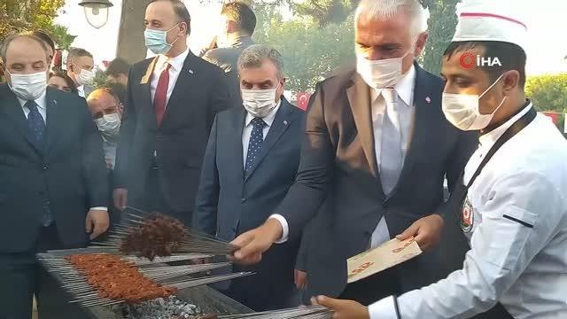 Son dakika haber! Bakan Ersoy ciğer kebabı pişirdi, Bakan Varank ise izledi