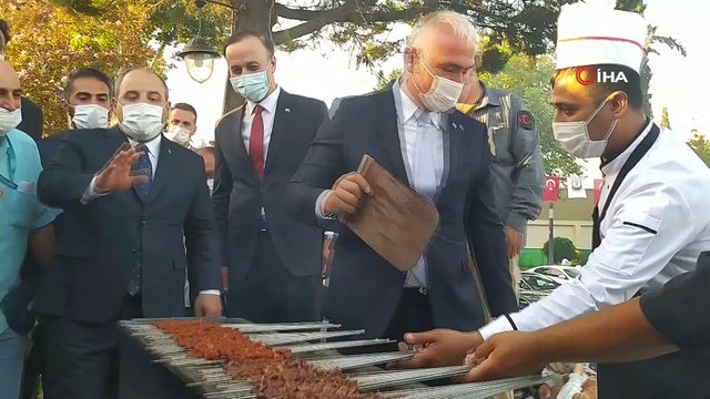 Bakan Ersoy ciğer kebabı pişirdi, Bakan Varank ise izledi