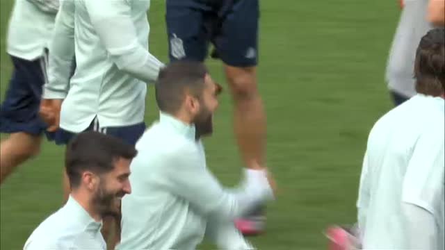 La selección española prueba el césped del Parken Stadium de Copenhague