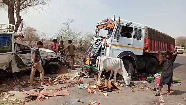 सब्जी से भरी पिकअप गाड़ी व ट्रेलर में भिड़ंत, 6 घायल