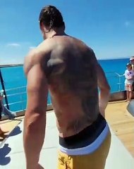 Zlatan Ibrahimovic denize böyle atlar!