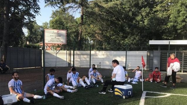 Alibeyköyspor'un soyunma odasına çamaşır suyu dökülünce futbolcular devre arasını sahada geçirdi