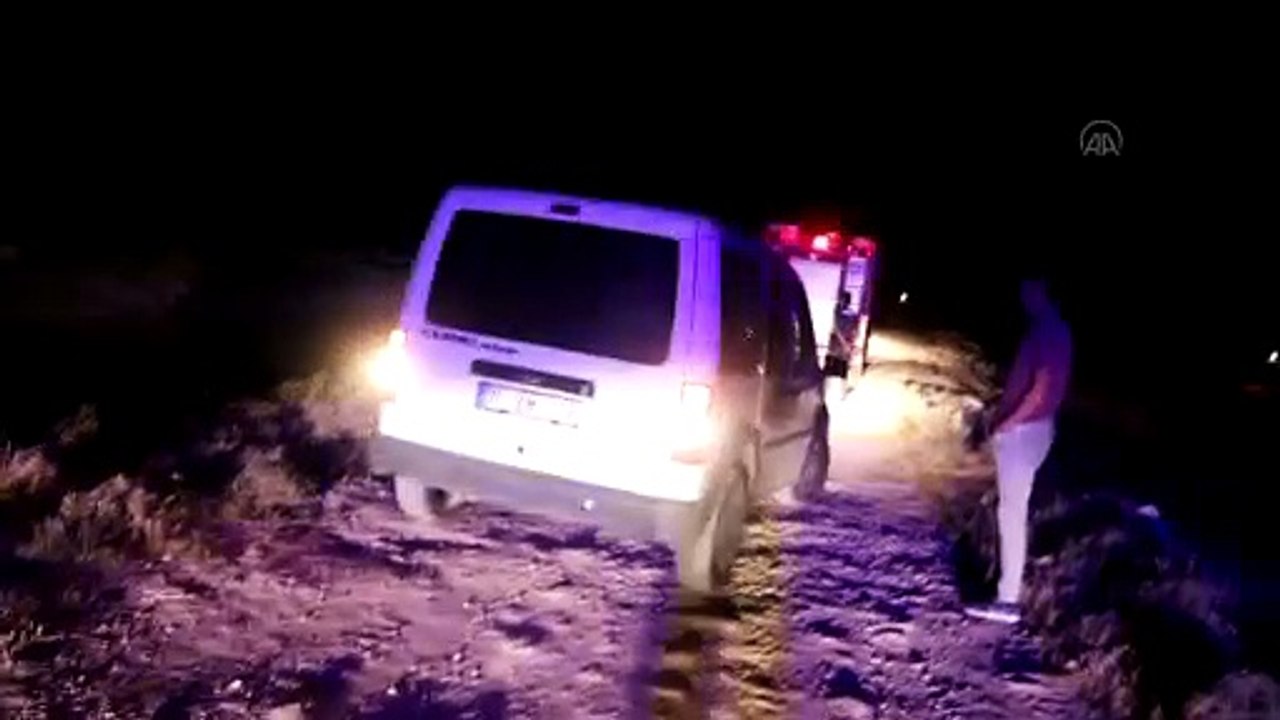 KARAMAN - Su kanalına düşen araçtaki 2 kişi kendi imkanlarıyla kurtuldu