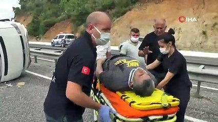 Lastiği yarılan kuruyemiş yüklü minibüs devrilip metrelerce sürüklendi: 2 yaralı