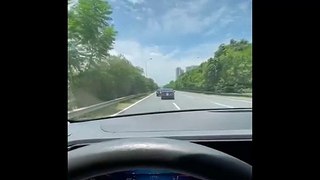 Đại lộ Thăng Long, Hà Nội 2 ô tô so kè, chèn ép lẫn nhau như phim Fast & Furious - Tạp Chí Bốn Bánh