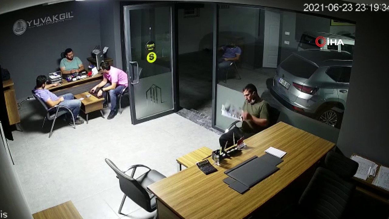 Sultangazi'de oto galeriye silahlı saldırı kamerada... Masa ve sehpaları kendilerine siper ettiler