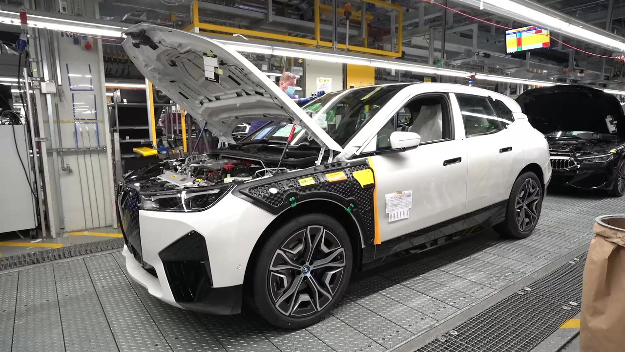BMW iX in Dingolfing - Fahrzeug- und E-Antriebsfertigung vor Ort