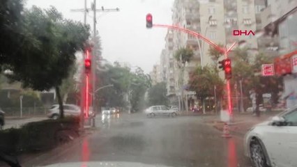 ADANA'DA 15 DAKİKALIK SAĞANAK; SU BİRİKİNTİSİNE ATLADI