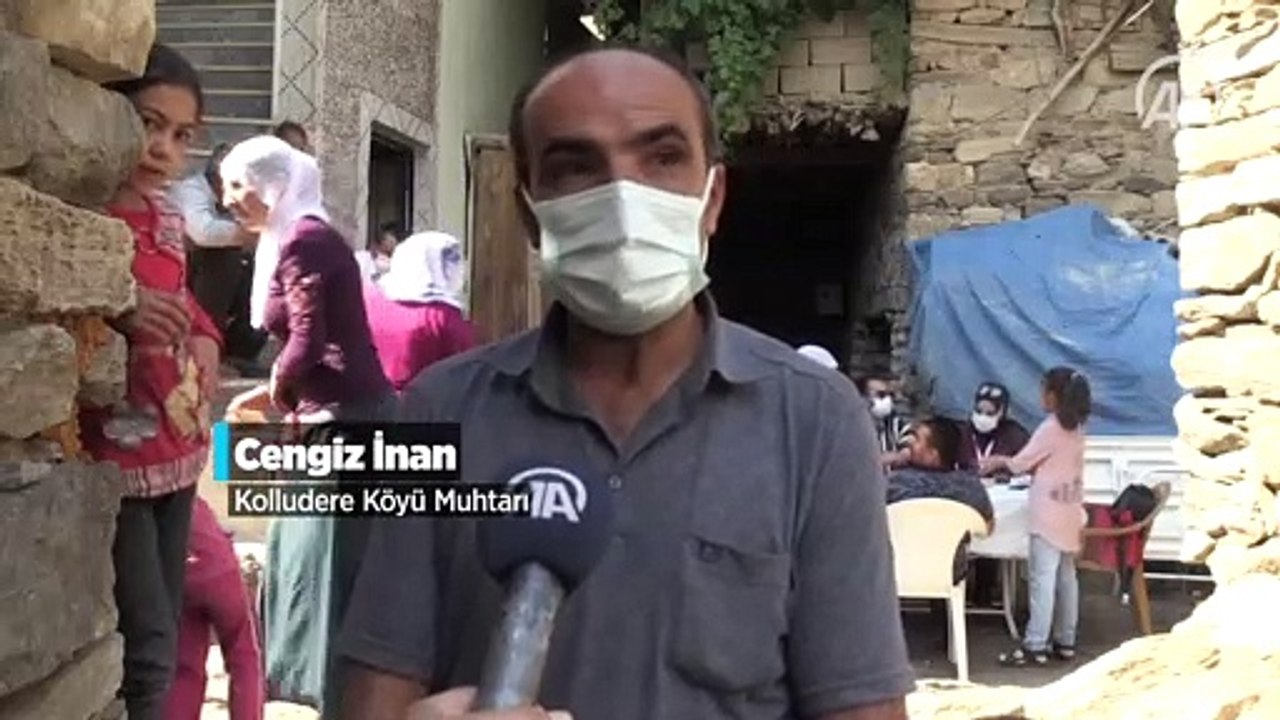 "Kovid-19 savaşçıları" köy köy gezerek vatandaşları aşılıyor