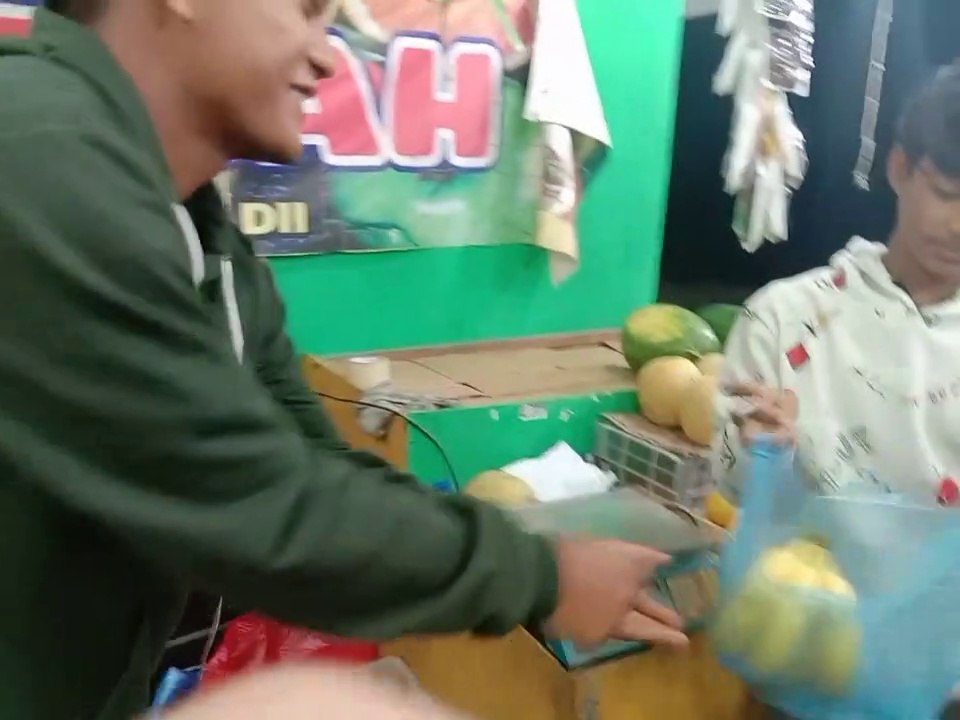 Begini jika tengah malam beli buah sama brondong