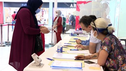 ANKARA - AVM'lerde kurulan stantlarda ziyaretçilere Kovid-19 aşısı yapıldı