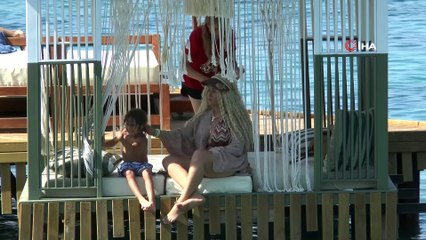 Ünlü şarkıcı Yeliz Yeşilmen, saçları bozulmasın diye denize girmedi