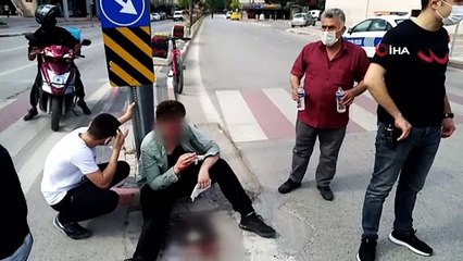 Bursa'da korkutan kaza... Otomobille çarpışan kaykaycı gençler kanlar içinde kaldı