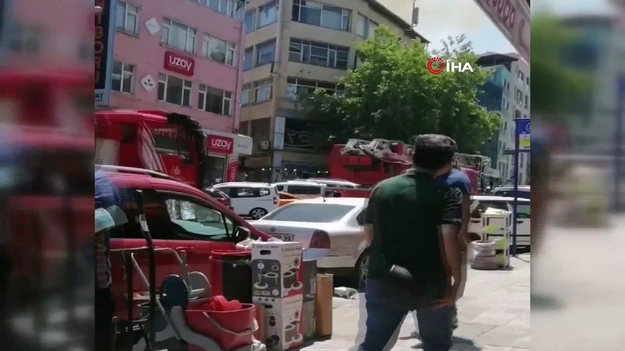Eminönü’nde havai fişek satışı yapılan dükkanda...