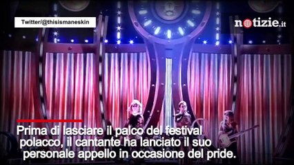 Maneskin, Damiano bacia Thomas sul palco del festival in Polonia: "L'amore non è mai sbagliato"