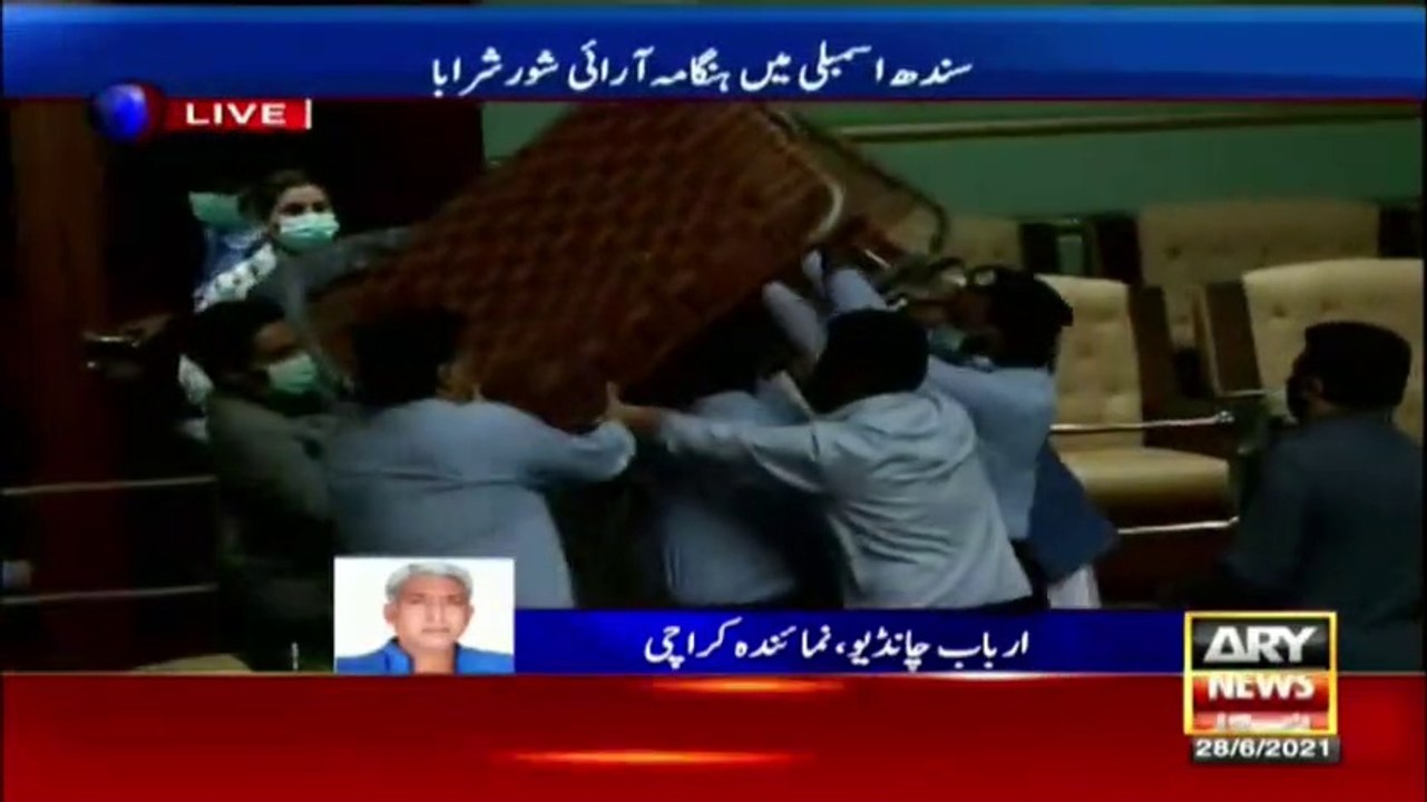 سندھ اسمبلی میں ہنگامہ، اپوزیشن ارکان بطور احتجاج چارپائی لے آئے