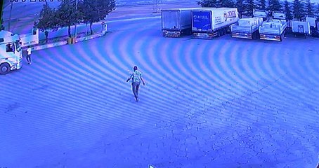 Son dakika haberi! Tırın körüğünün patlaması sonucu 1 kişinin öldüğü anlar güvenlik kamerasında