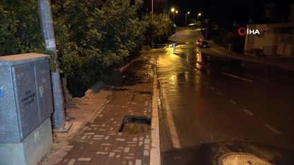 Patlayan su borusu yolu trafiğe kapattı