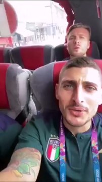 Gli azzurri cantano Più bella cosa : l'emozione di Eros Ramazzotti