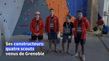 Quatre scouts construisent la plus haute tour de Kapla du monde, à plus de 18 mètres