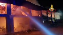 30 Vigili del Fuoco per grosso incendio in un fienile di Treviglio (Bergamo) - video
