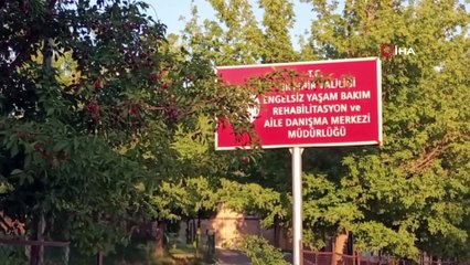 Öğretmen engelli kardeşlerin maaşlarını kendi maaşı gibi kullanmış