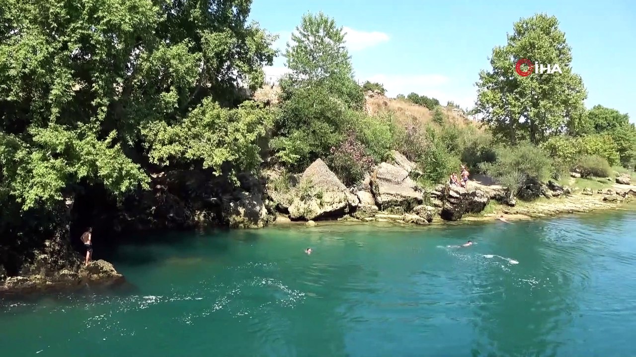 Manavgat Şelalesi'nde ölümüne serinlik... Siren sesini duyan kıyafetlerini alıp kaçtı