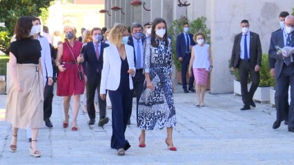 La reina Letizia da nueva vida a su vestido de leopardo de Victoria Beckham
