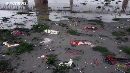 Leichen schwimmen im Ganges