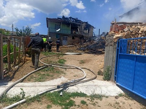 Son dakika haberleri | Çıkan yangında bir ev ve çok sayıda saman balyası yanarak zarar gördü