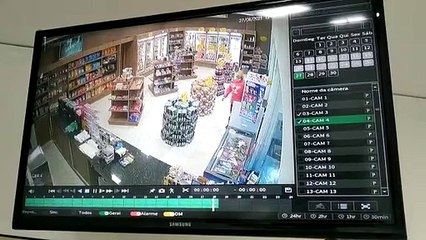 Câmera flagra assalto em posto de Apucarana; veja