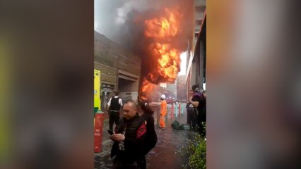 Tải video: Londres : violent incendie dans une station de métro