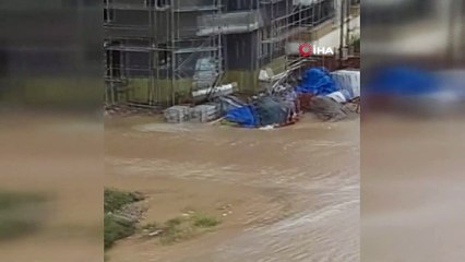 Çorum’da etkili olan yağış sonrası sokaklar sele döndü