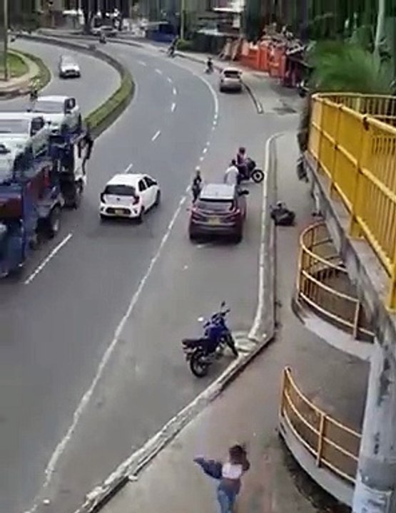 Un mari infidèle pris en flag dans sa voiture, sa maitresse réussit à s'échapper