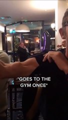 Ses biceps sont vraiment bizarre...