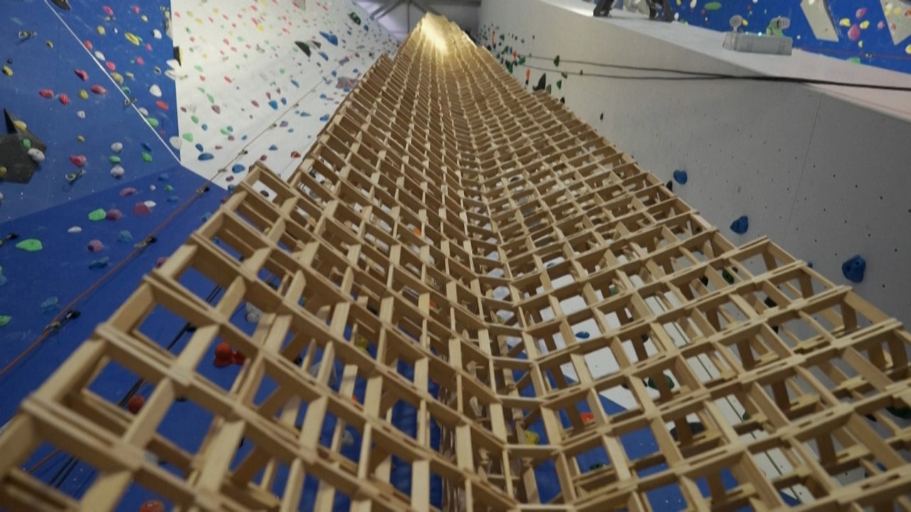 Quatre scouts battent le record du monde de la plus haute tour réalisée en Kapla