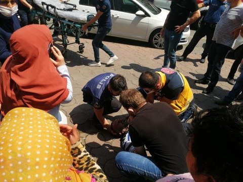 Kalp krizi geçiren adama polisten kalp masajı