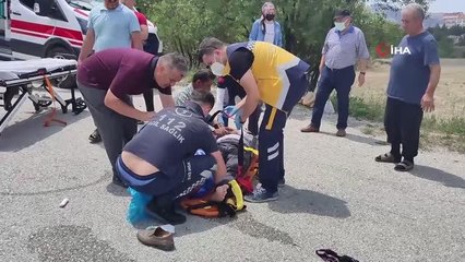 Ticari araç ile motosiklet çarpıştı, ayağı kırılan yaşlı adam dakikalarca 'Ayağım' diyerek inledi