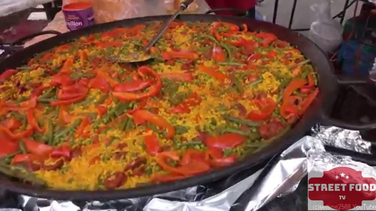 Cooking Six Large Spanish Paella. Fish, Chicken, Chorizo and that's only the tip of the iceberg - London Street Food