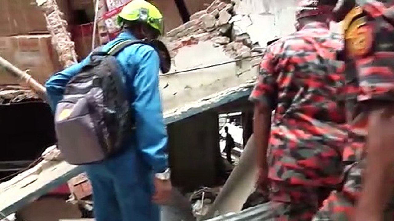 مصرع سبعة أشخاص في انفجار دمّر مبنى في دكا يعتقد أن سببه الغاز