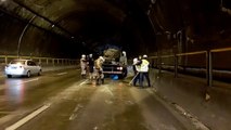 Carro capota e bloqueia pistas no túnel Antonieta de Barros, em Florianópolis