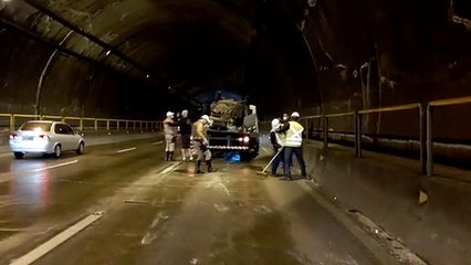 Carro capota e bloqueia pistas no túnel Antonieta de Barros, em Florianópolis