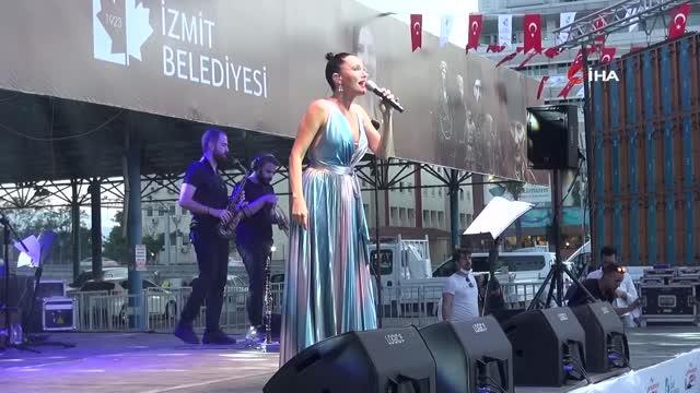 Şevval Sam en güzel türküleri ile İzmit'in kurtuluş coşkusuna ortak oldu