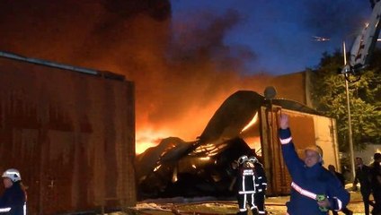 ANKARA'DA ATIK DÖNÜŞÜM TESİSİNDE ÇIKAN YANGIN KORKUTTU
